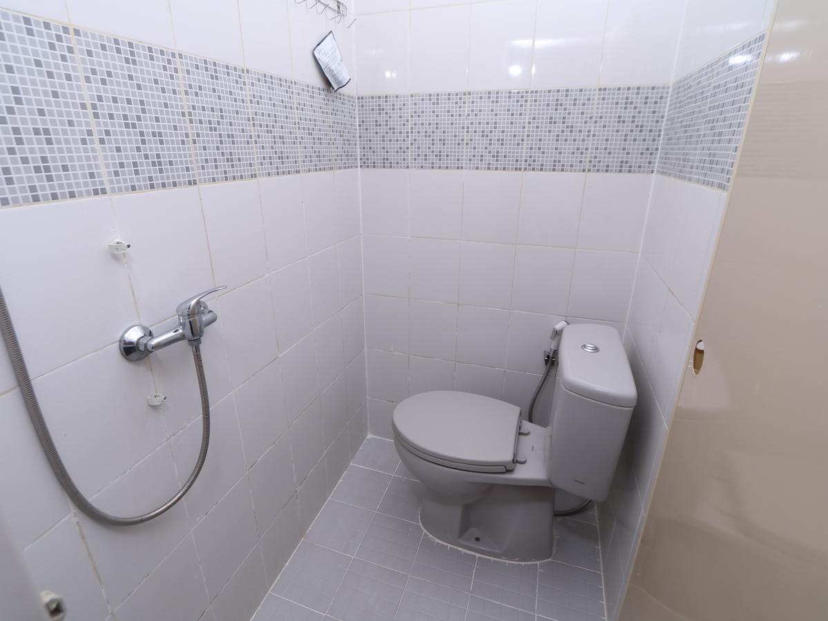 Kamar Keluarga Ungaran Hotel Jakarta Buitenkant foto